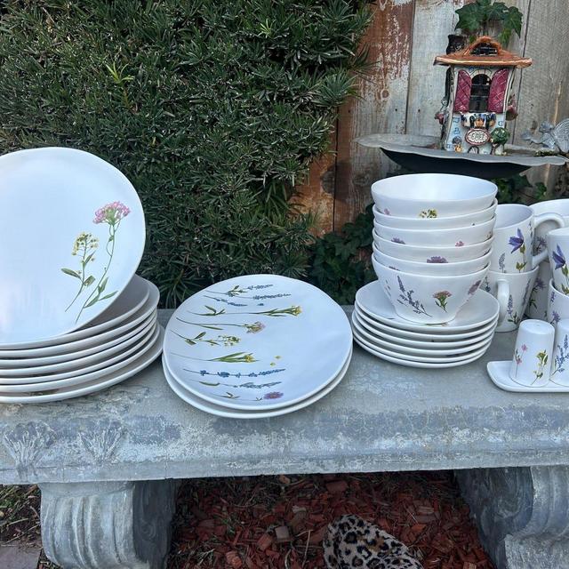 Bee & Willow Charlotte Wildflower Dish Lot Set.. Dinner Plates,Bread Plates,Cereal Bowls ,Platters, Coffee Mugs, Shakers.Sold Separately