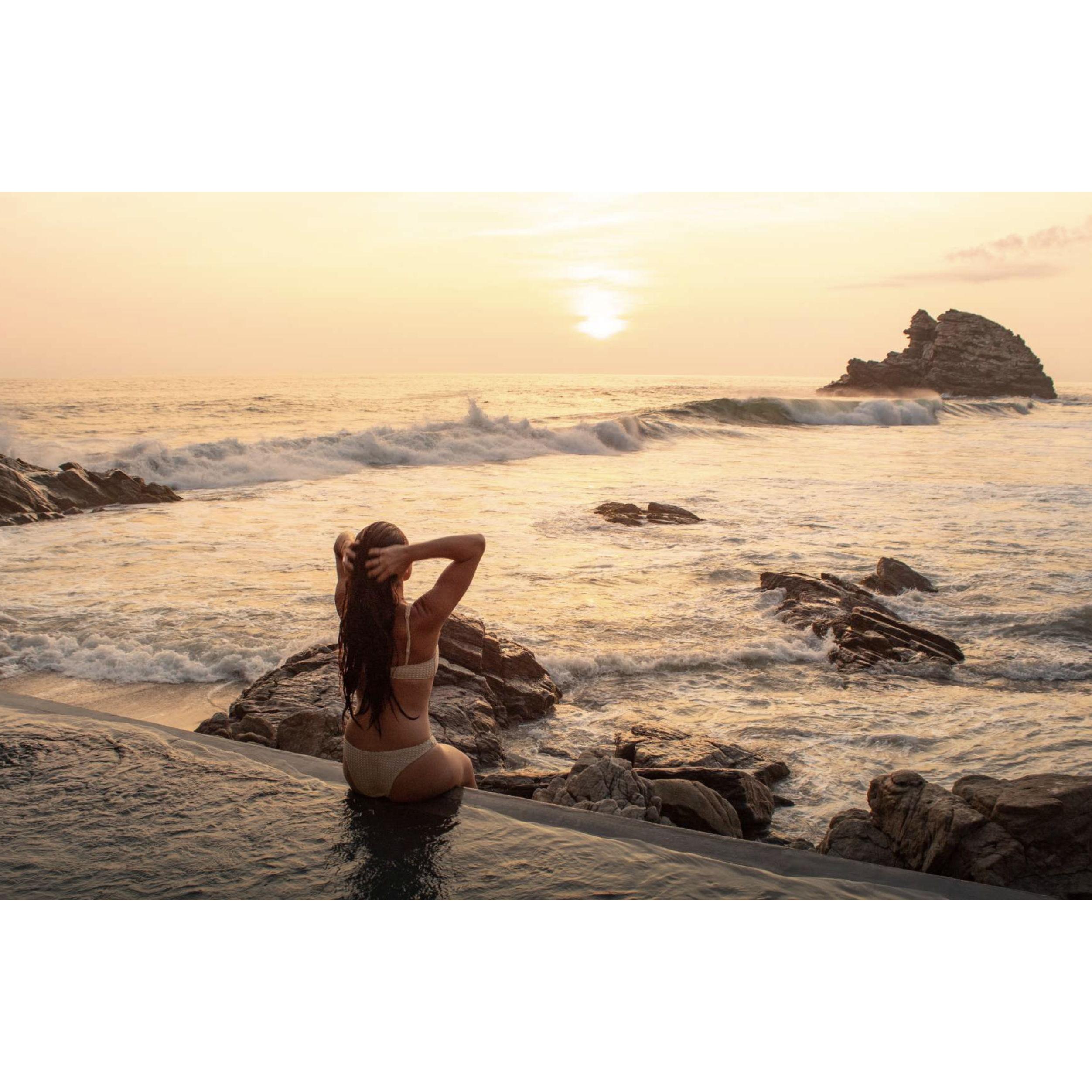 Beachfront Pool (Valise)