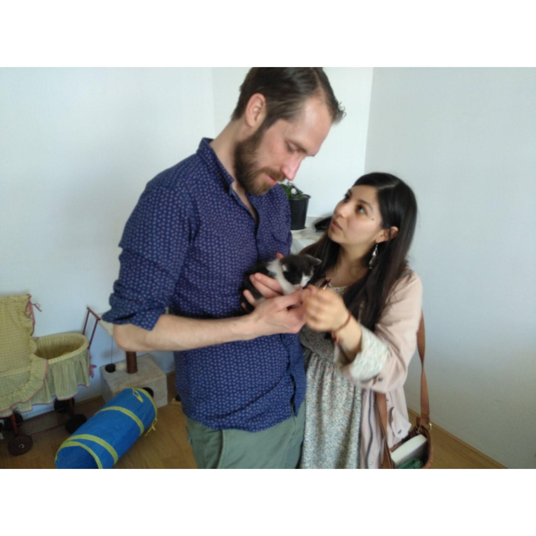 Meeting the furry (evil little kraken) baby named Mila for the first time 🐣☠️