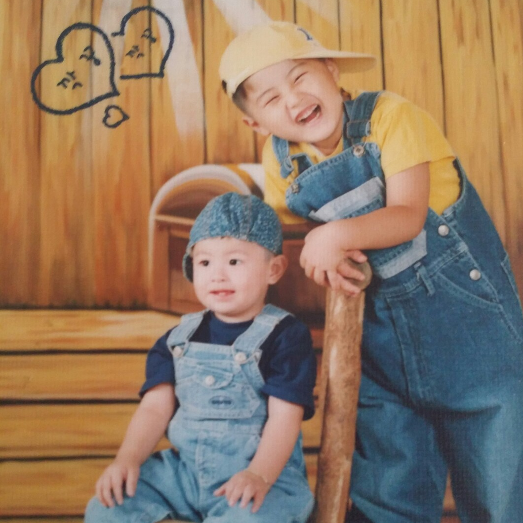 Yong-Chul and Hyung-Chul: This is a very rare picture of the two of them smiling naturally together.