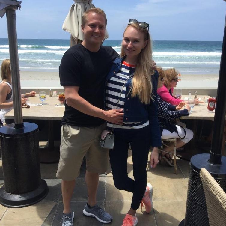San Diego, May'17. 
Season 3 Episode 3.
Janna meets Brett's entire family and subscribes to the entire Season 4. 
Smart move.