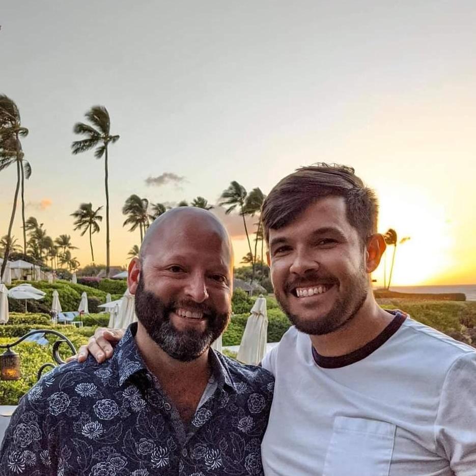 The happiness in the faces of people that are about to enjoy a dinner in Maui looking at this amazing sunset.

A felicidade daqueles que estão prestes a jantar em Maui observando um por do Sol lindo.