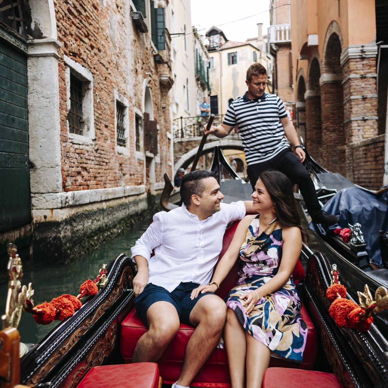 Hakan planned a photo session to have memories of the trip to Italy, what Andrea did not know is that Hakan planned it to propose to her and capture the exact moment.