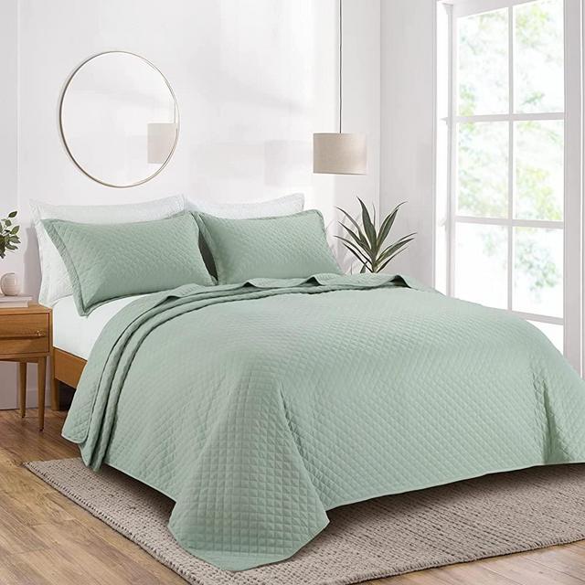 HOMBYS 3 Piece Oversized King Quilt Set Bedspread 128x120 Reversible Lightweight Coverlet Summer Sage Green Comforter Set (Super King Plus(128x120),Sage Green)