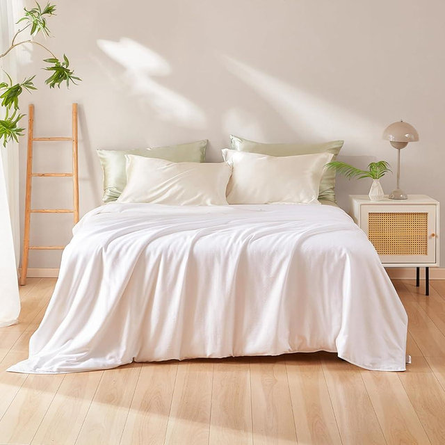 THXSILK Pure Mulberry Silk Comforter Cool for Summer, Grade 6A Mulberry Silk Filled Duvet Luxury Bedding, Cotton Cover, Cal King 110in x 96in/280cm x 244cm, Weight 2.2lb/1kg