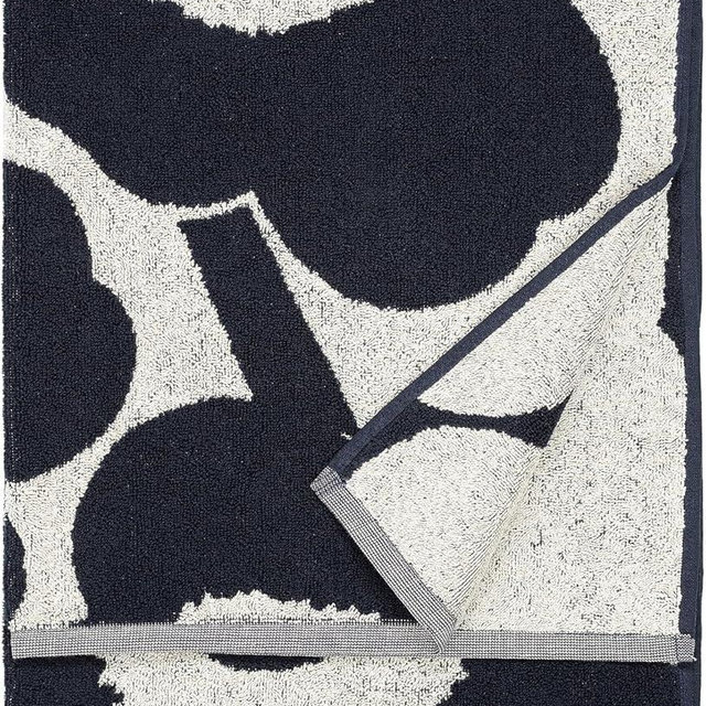 MARIMEKKO Unikko Terry Cotton Bath Towel (Dark Blue) – Floral Patterned Bath Towels – 59 in x 28 in