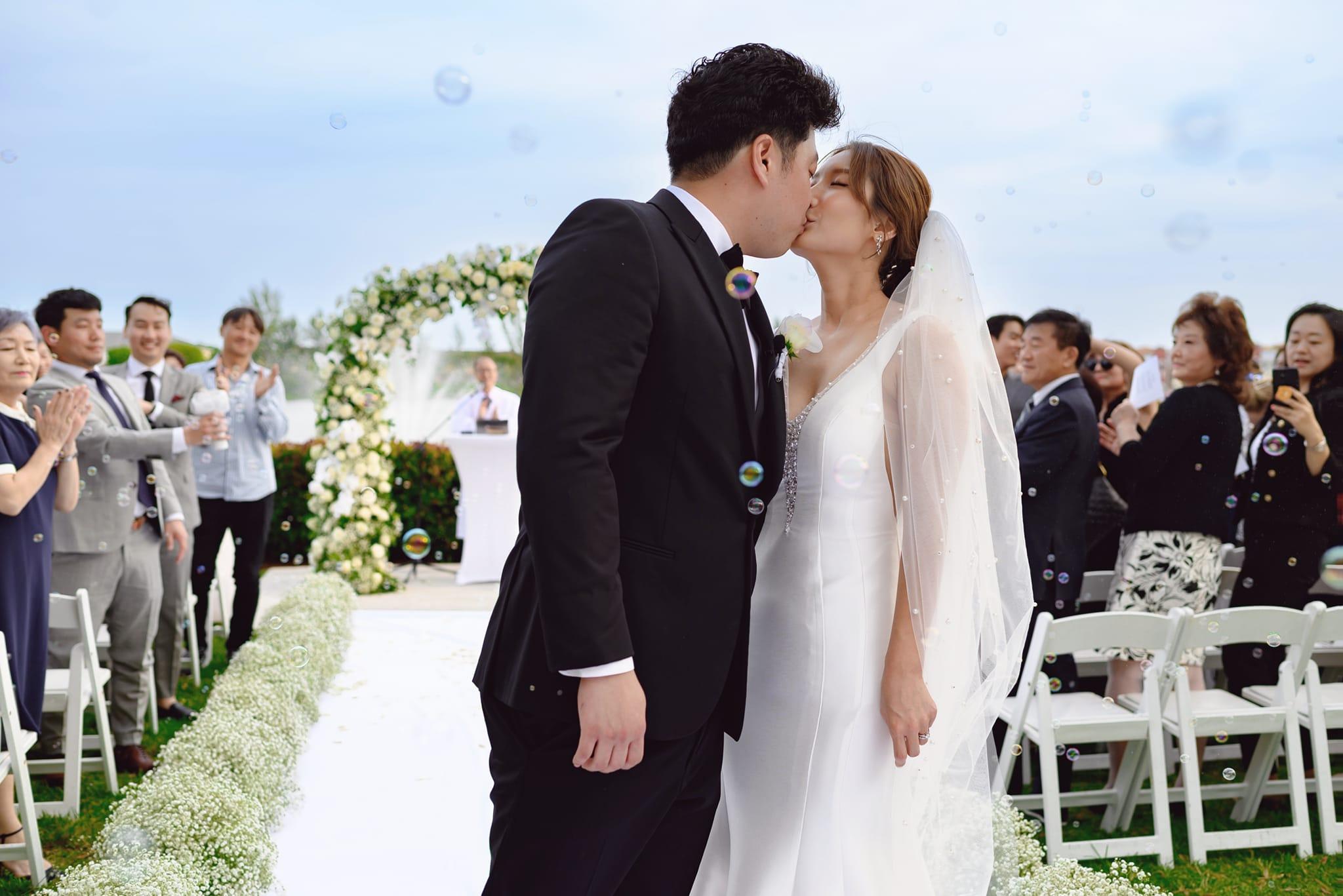 The Wedding Website of Veronica Park and James Park