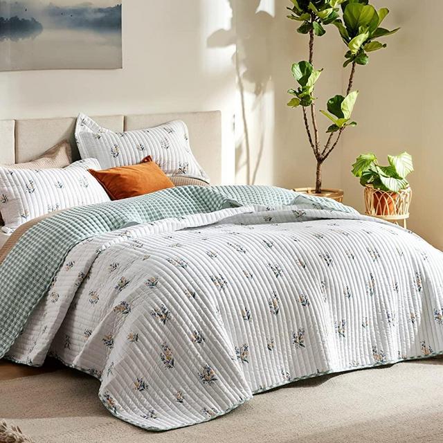 Bedsure White Quilt King Size - Reversible Floral Quilt Bedding Set, 3 Pieces Striped Printed Microfiber Lightweight Bedspread Coverlet Set with 2 Pillow Shams(106"x96")