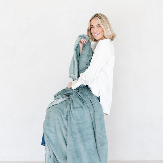 SARANONI Oversized Luxury Blanket | Breathable Super Soft, Lush, Plush Comfy Blankets for Adults | Eucalyptus - X-Large 60” x 80”