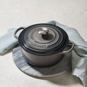 Signature Round Dutch Oven