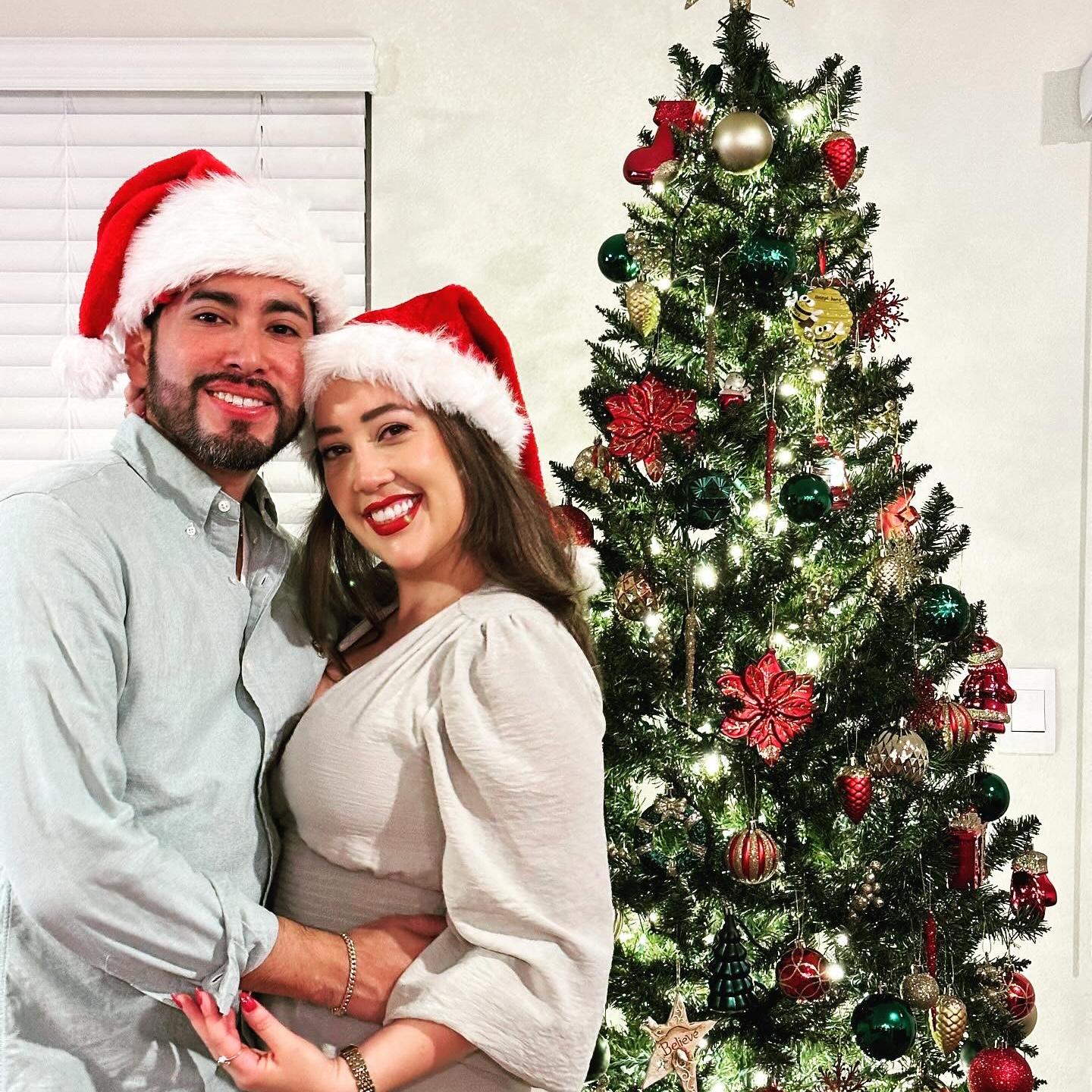 Our first Christmas in our new home. Nuestra primera Navidad en nuestro nuevo hogar.