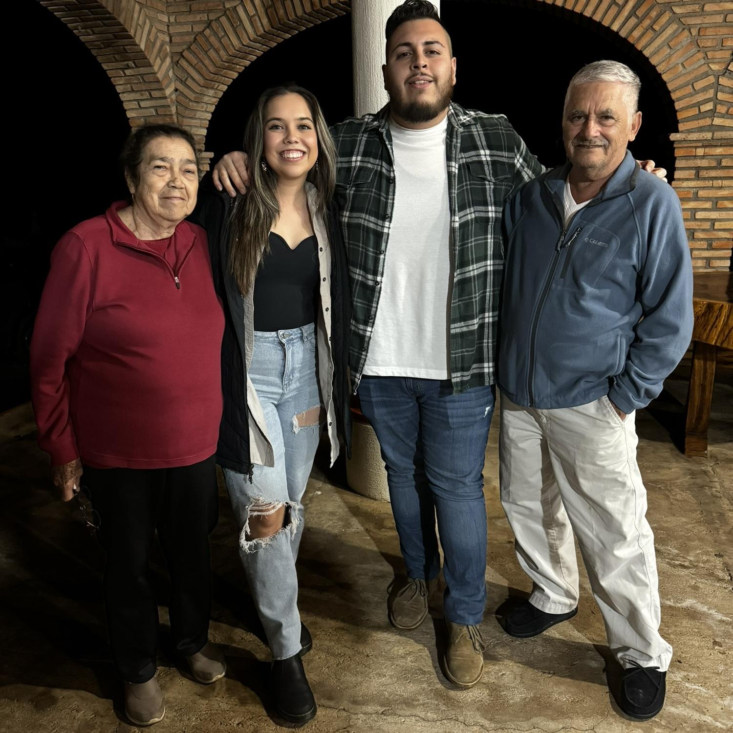Con los abuelitos de Stephanie - Dec. 2023