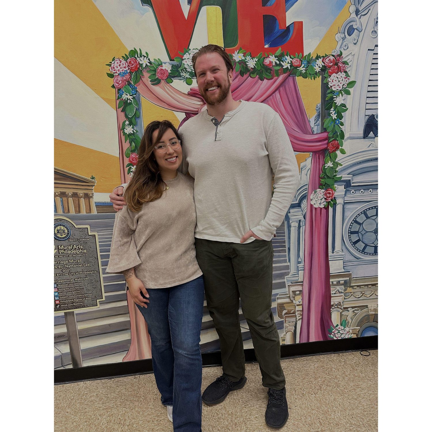 We got married at the City Hall in Philadelphia, the city of the Brotherly Love.
Nós no casamos no cartório na cidade de Filadélfia, a cidade do amor fraternal.