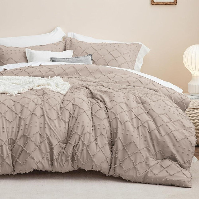 Bedsure Queen Comforter Set - Taupe Comforter, Boho Tufted Shabby Chic Bedding Comforter Set, 3 Pieces Vintage Farmhouse Bed Set for All Seasons, Fluffy Soft Bedding Set with 2 Pillow Shams