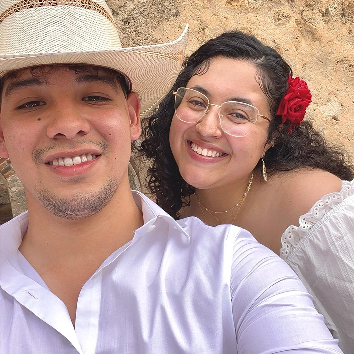 Before our engagement photoshoot/Antes de nuestra sesión de fotos de compromiso 📸