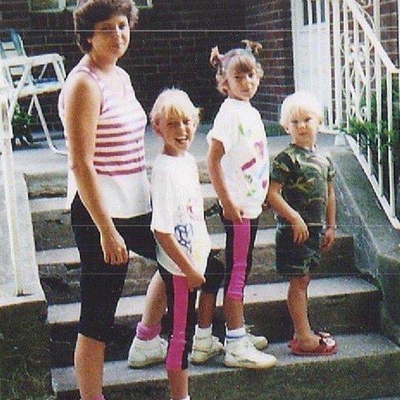 Alan with his mom and sisters, Jen and Jess.