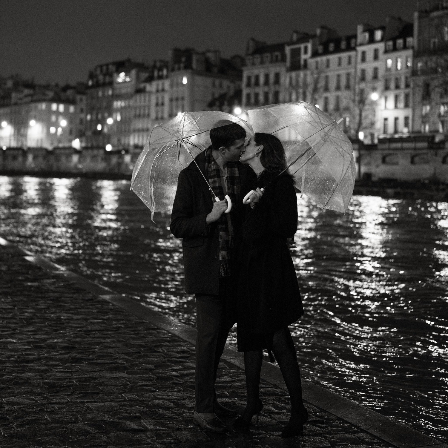Kisses along the Seine