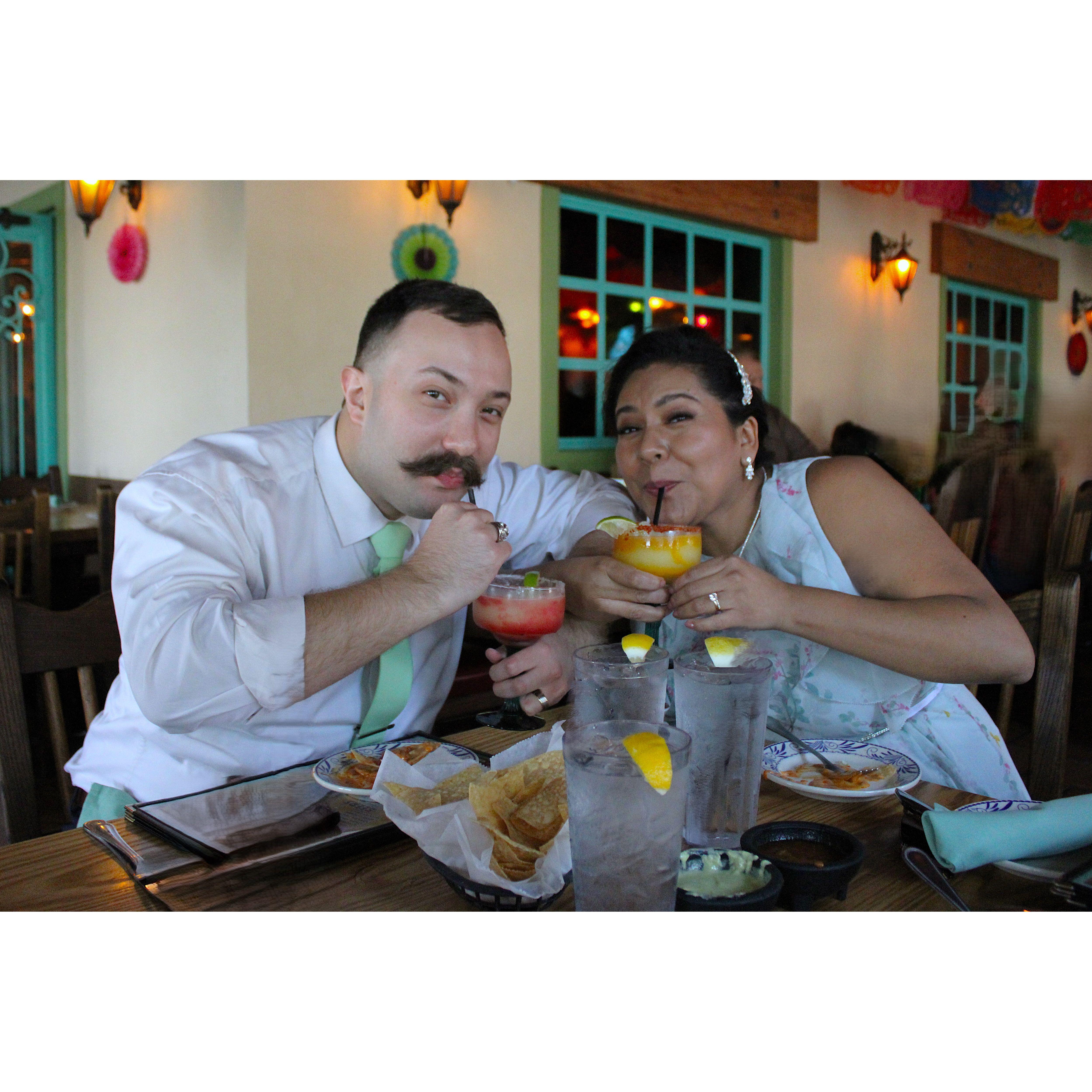 Celebrating love with margaritas and family! 🍹💍 Laura and Joseph toast to their new journey at their favorite Mexican restaurant