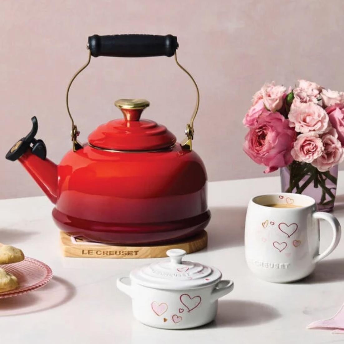 Classic Whistling Kettle with Light Gold Heart Knob