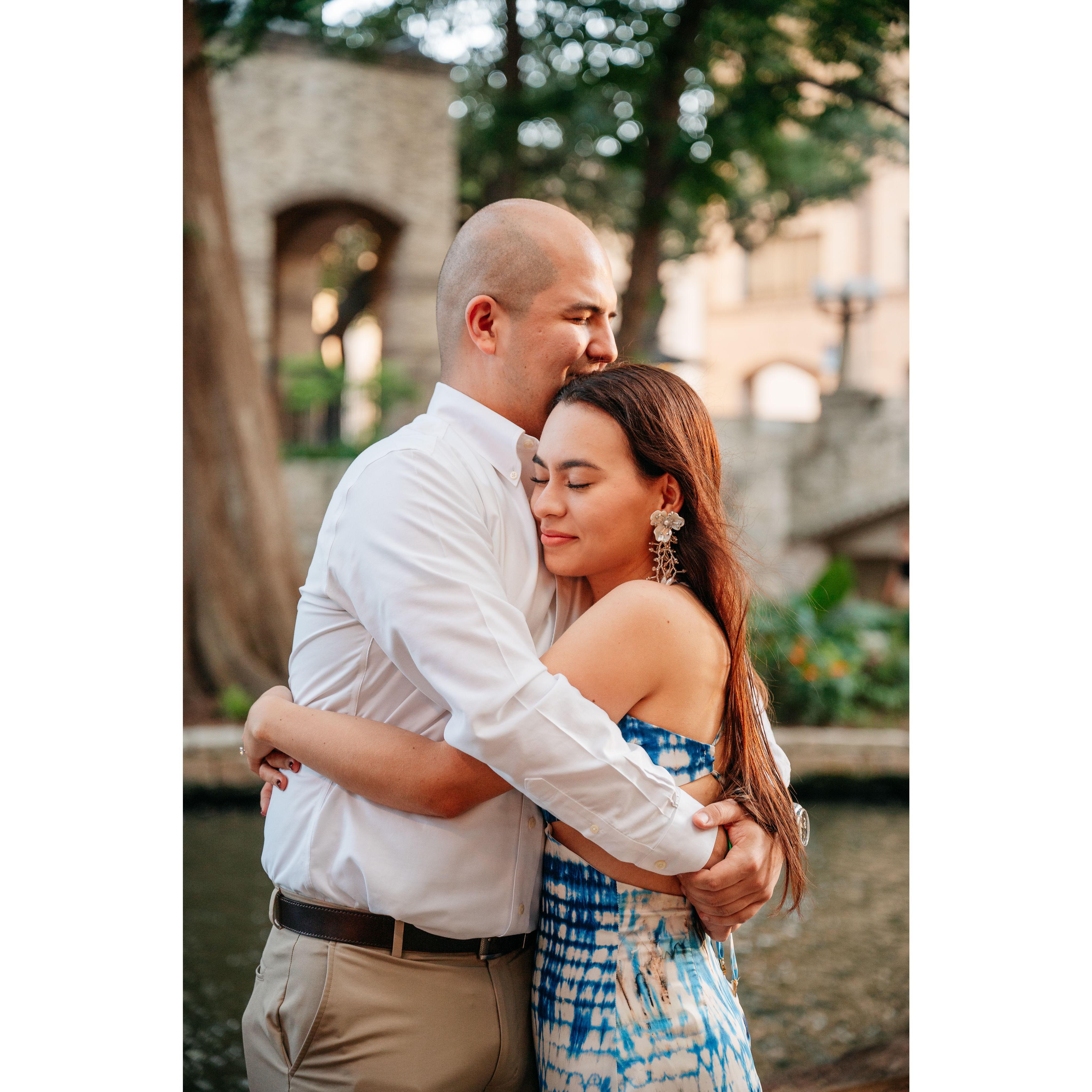 De los primeros abrazos como comprometidos *** One of our first hugs as an engaged couple