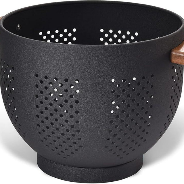Metal Colander with Wood Handle and Stable Base, Powder Coated Steel Kitchen Strainer Basket for Draining Pasta, Vegetable and fruit(5.5quart,Matte Black)