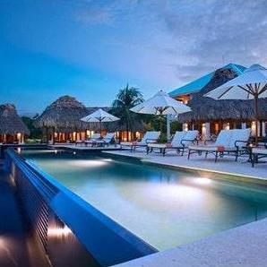 Access to the resort infinity pool.