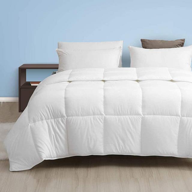 Dafinner Lightweight All Season 100% Cotton Down Alternative Comforter - Luxury Plush ECO-Responsible Recycled Microfiber Comforter Duvet for Warmer Weather/Sleeper (King, White)