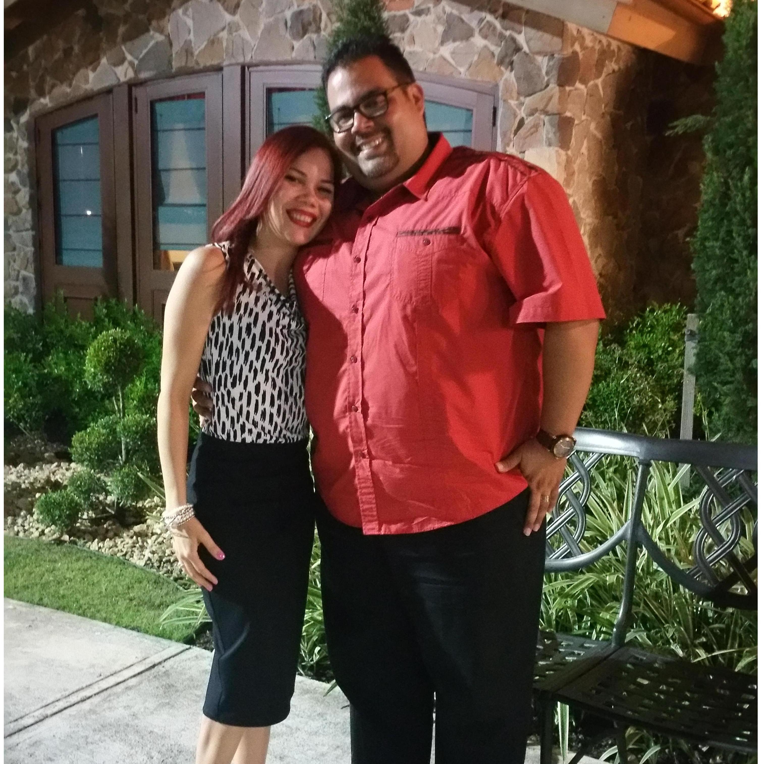 Celebrando la defensa exitosa de mi tesis. Una de nuestras fotos juntos.