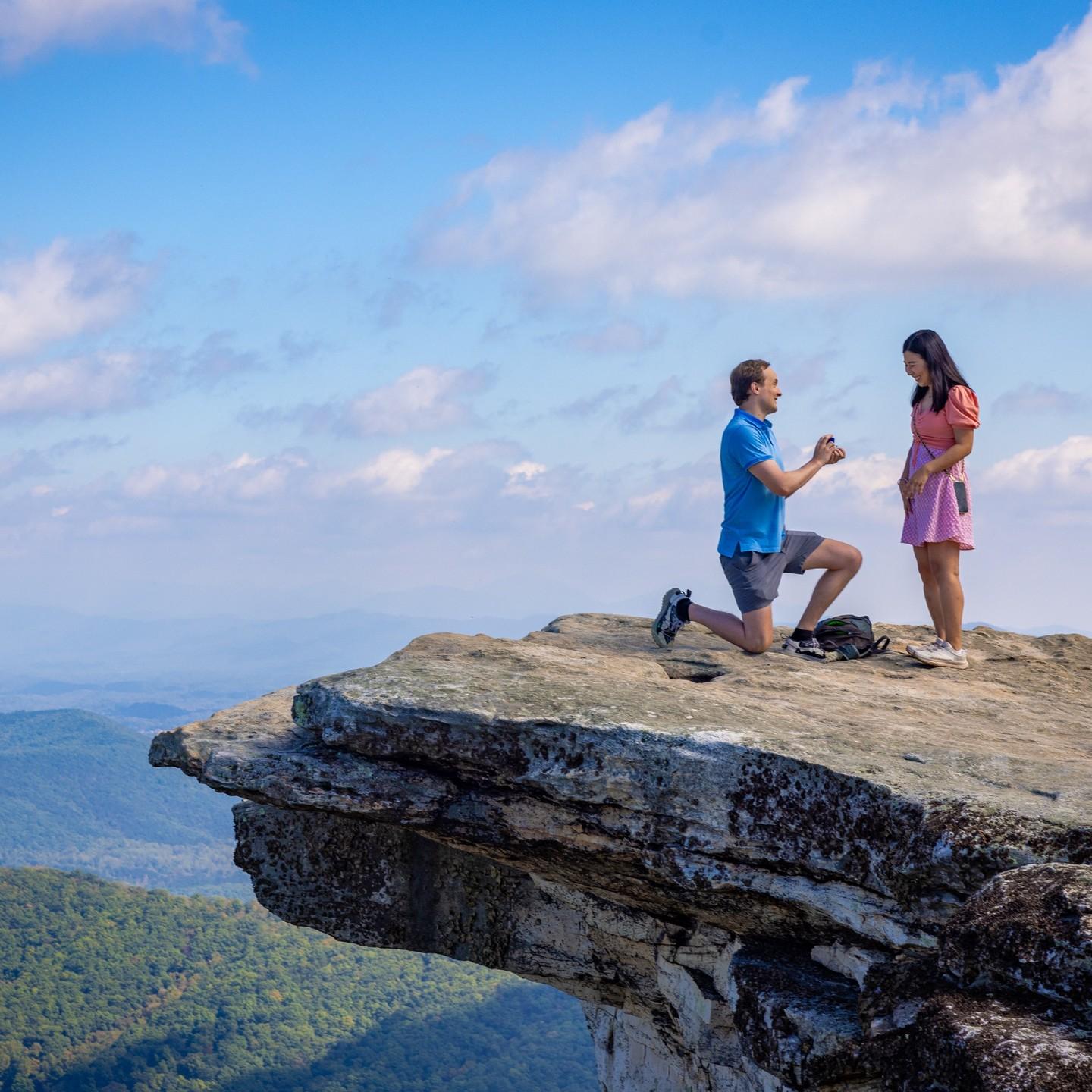 Conor proposed to Diana after dragging her ass to the top of McAfee’s knob (now she likes hiking). 终于，Conor把Diana“拖”上了McAfee’s Knob山顶后向她求婚。