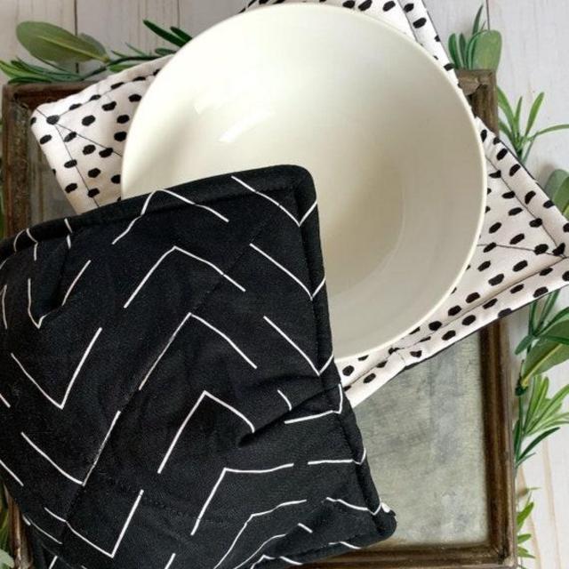 Black and White Bowl Cozy