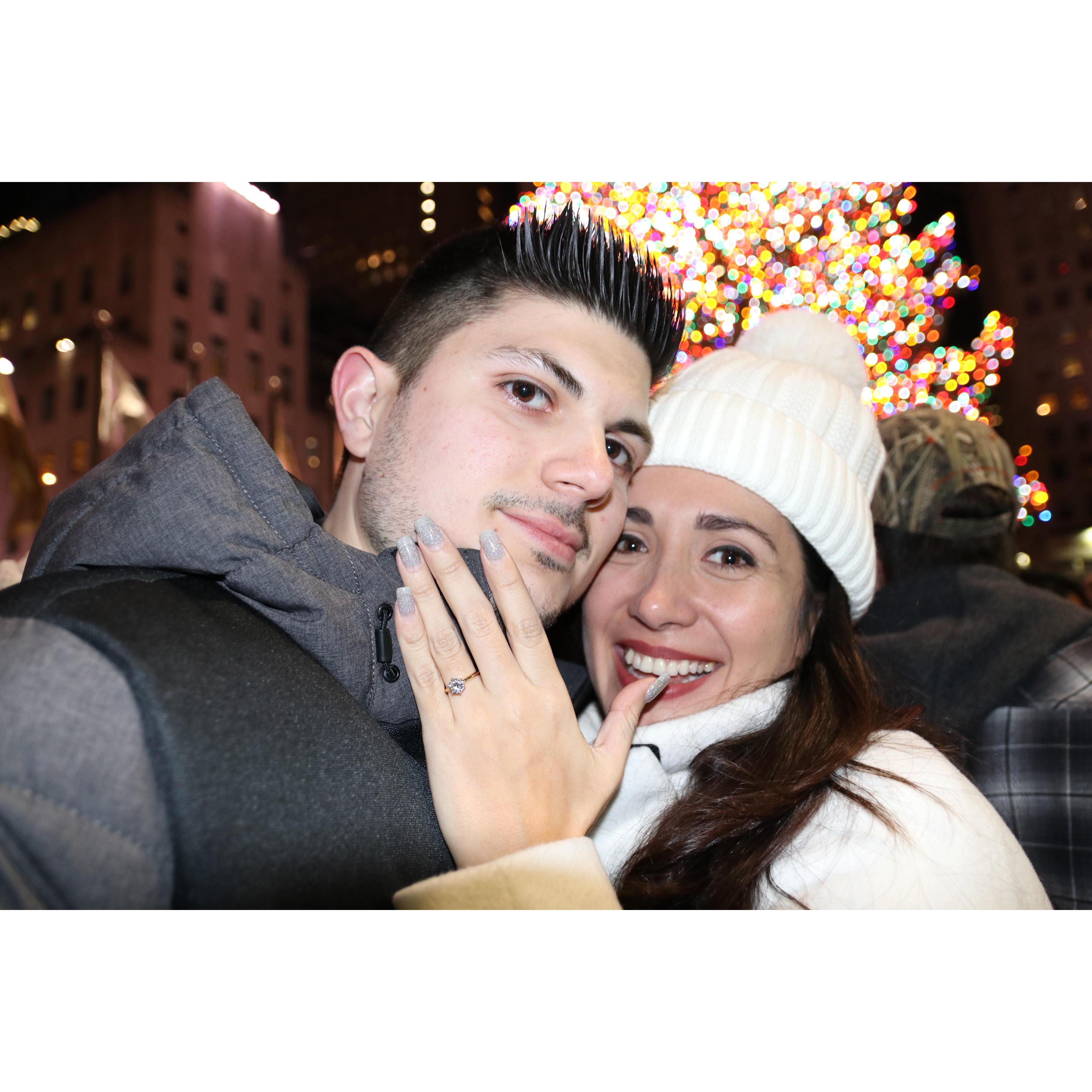 We got engaged at the Christmas tree at Rockefeller Center / Nos comprometimos en el árbol de navidad en el Rockefeller Center