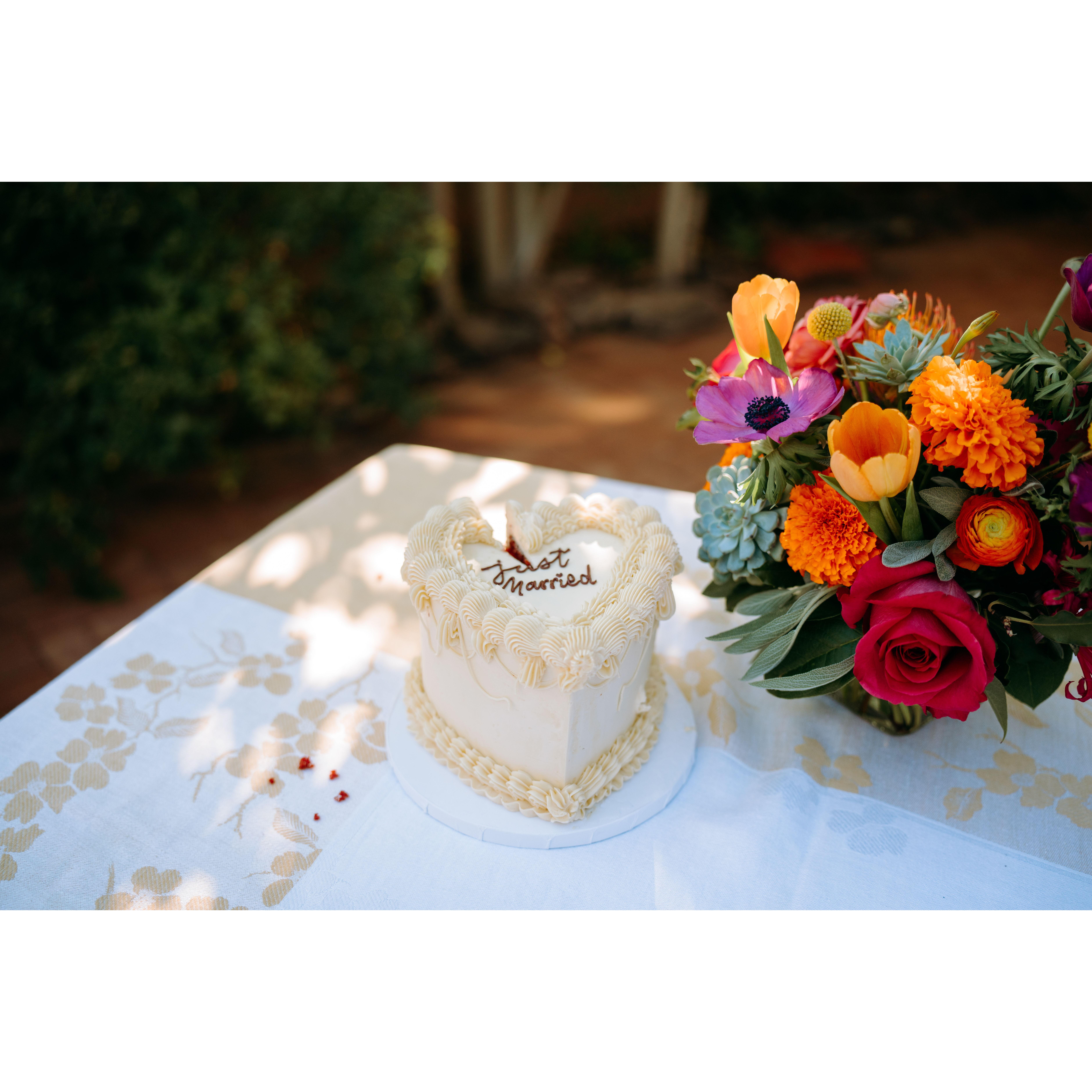 Cake table with bouquet of flowers