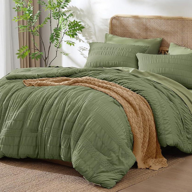 CASAAGUSTO Queen Comforter Set, 7 Pieces Olive Green Seersucker Bed in a Bag Queen Size Soft All Seasons, Bedding Sets with Comforter, Flat Sheet, Fitted Sheet, 2 Pillow Shams, 2 Pillowcases