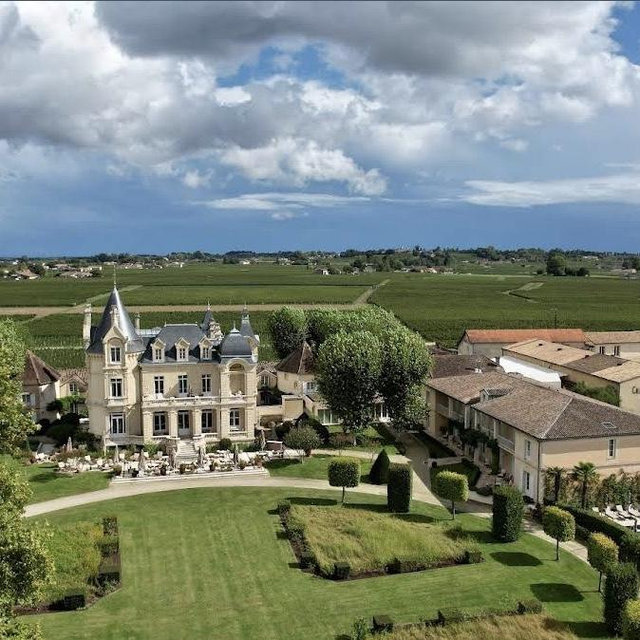 Upgrade to the “Royal Suite” at our Bordeaux Chateau