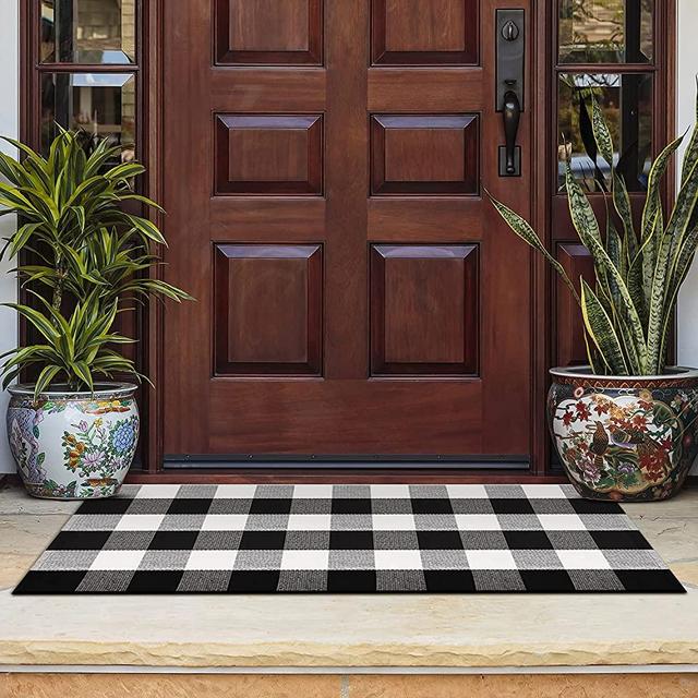 InnoGear Area Rug, 23.6 x 51.2 inches Machine Washable Area Rugs Door Mat Buffalo Check Area Rug for Living Room Outside Entry Area Rug Clearance Cotton Polyester Rug, Black and White