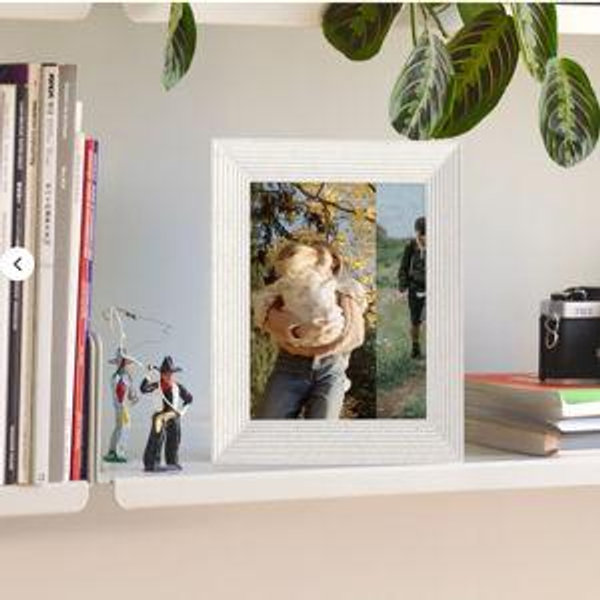 Mason 9" | Aura's freestanding, dual-orientation frame | White Quartz