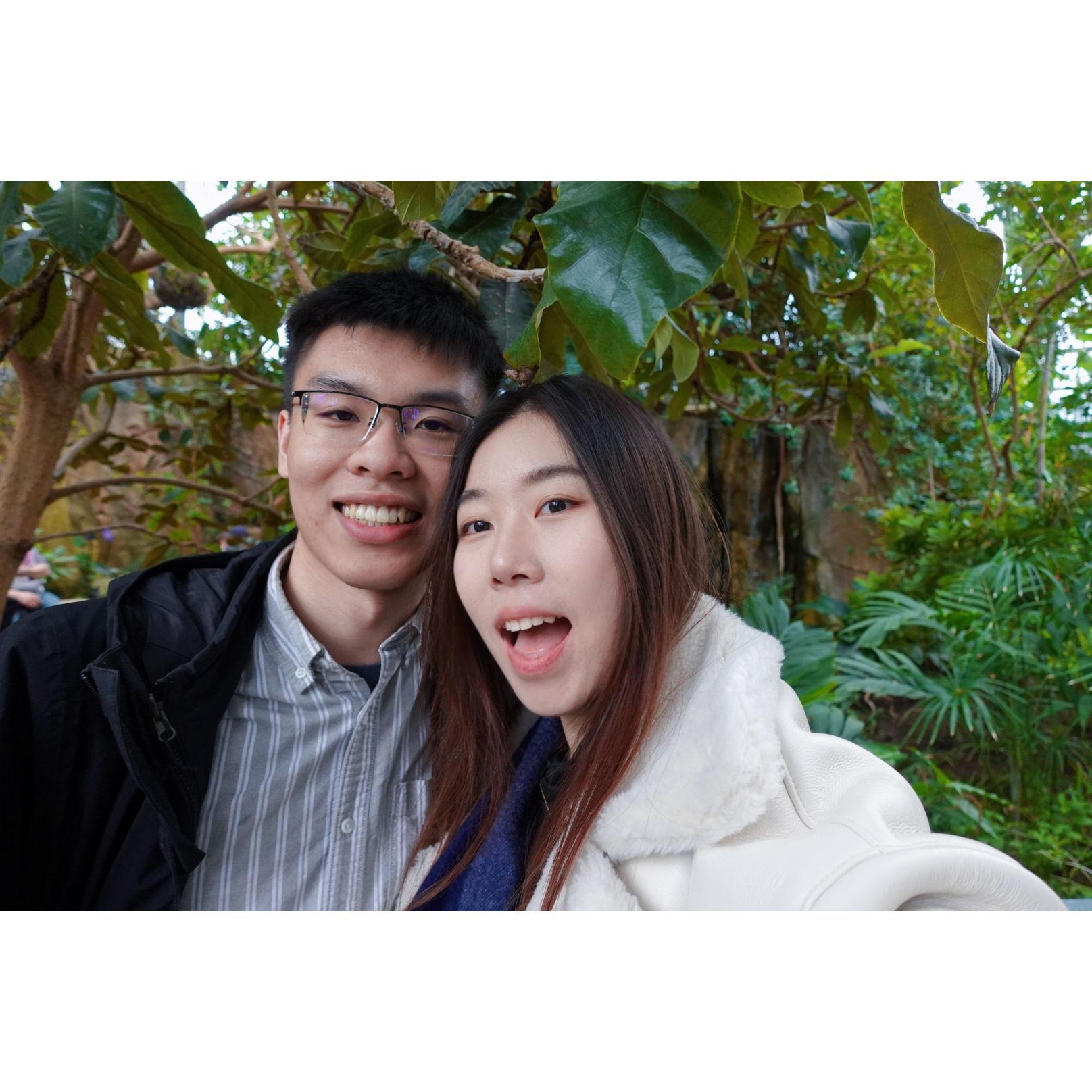 These two people can never look at the same spot when taking a selfie.