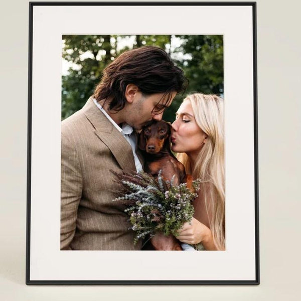 Walden Aura, wall-worthy HD digital picture frame