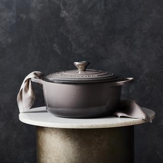 Signature Round Dutch Oven