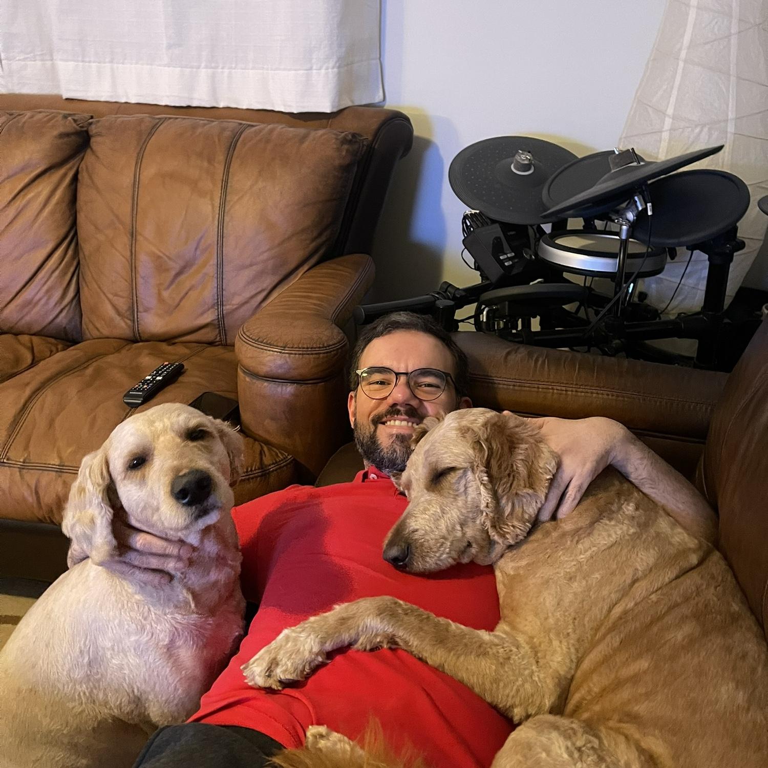 The boys snuggling with Papa / Os cachorros se aconchegando com o novo pai