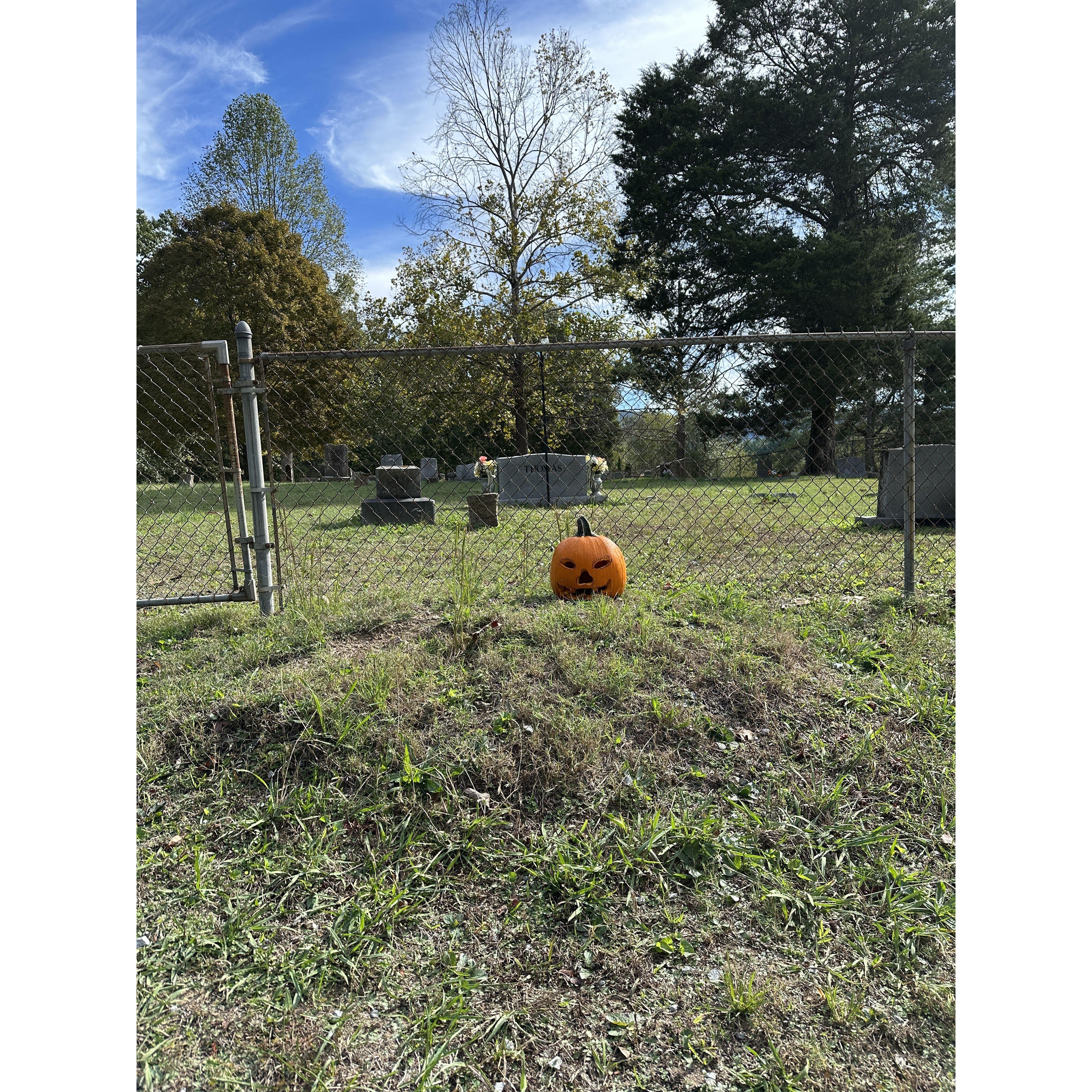 Cemetery at the entrance to the 3-state border