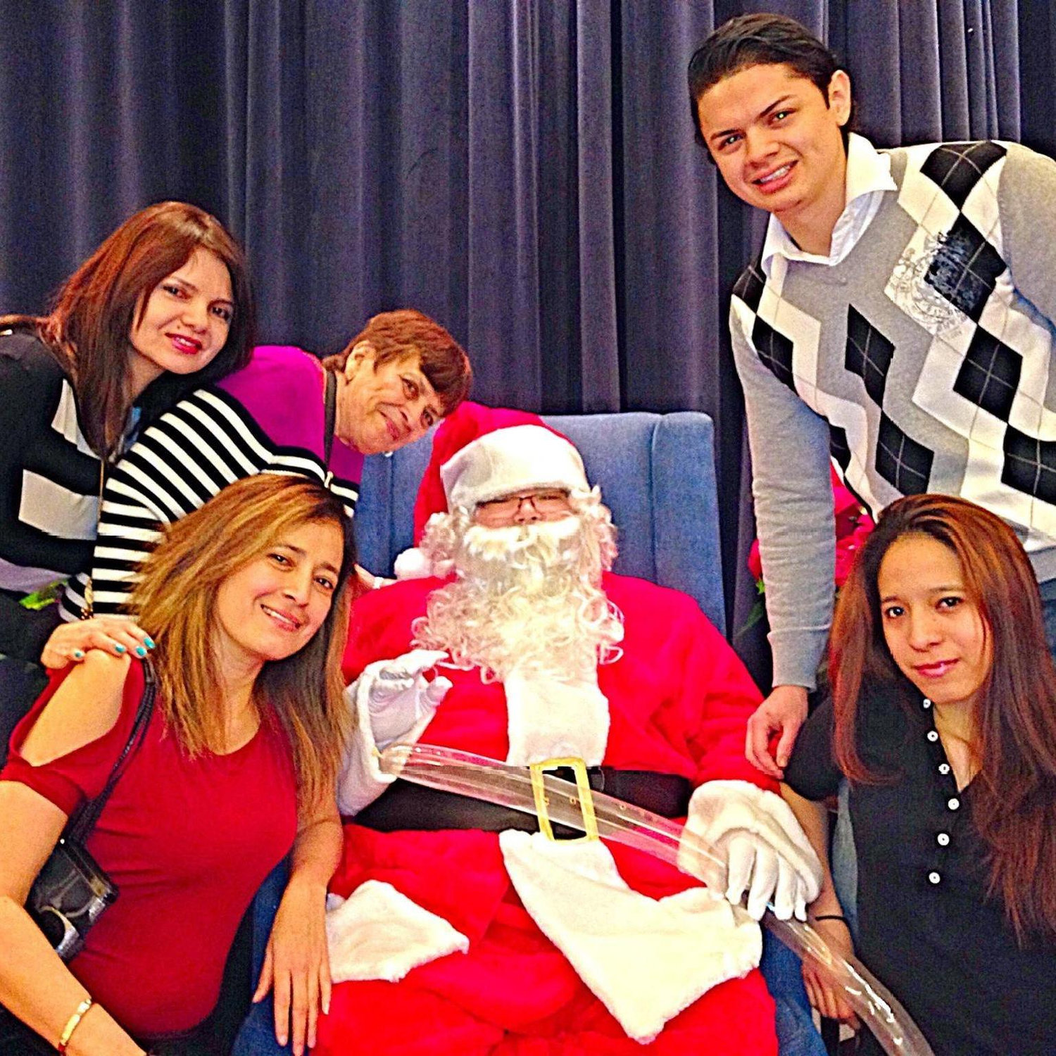 Chrismas picture a few years ago.
Yesmit, Nelly, Betsy, Jhoan and Katherine.