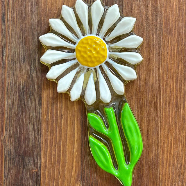 Vintage resin white daisy wall hanging - mid century flower power home decor - spoon rest
