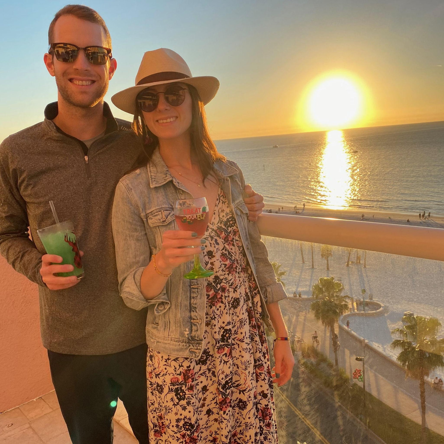 A sunset at Clearwater Beach shortly after moving to Tampa in 2020 - a major milestone and the start of a new chapter together.

Un atardecer en Clearwater Beach poco después de mudarnos a Tampa en 2020 - un gran logro y el comienzo de una nueva etapa juntos.