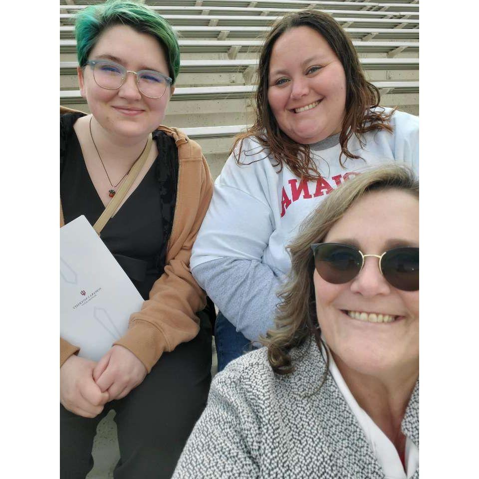 Victoria met Hannah's family for the first time, and was promptly abandoned to them for hours while Hannah graduated. It seemed to go well! [Pictured: Hannah's sister Chelsey, and her Mom Renea]
