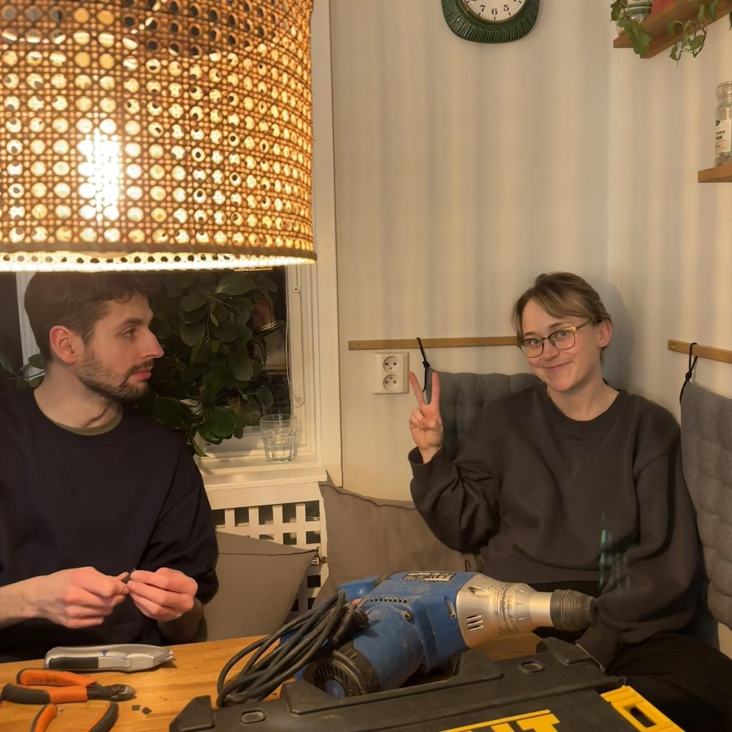 When Heidi learned that Mark could fix just about anything… at the Sten’s kitchen table in Sweden 🇸🇪