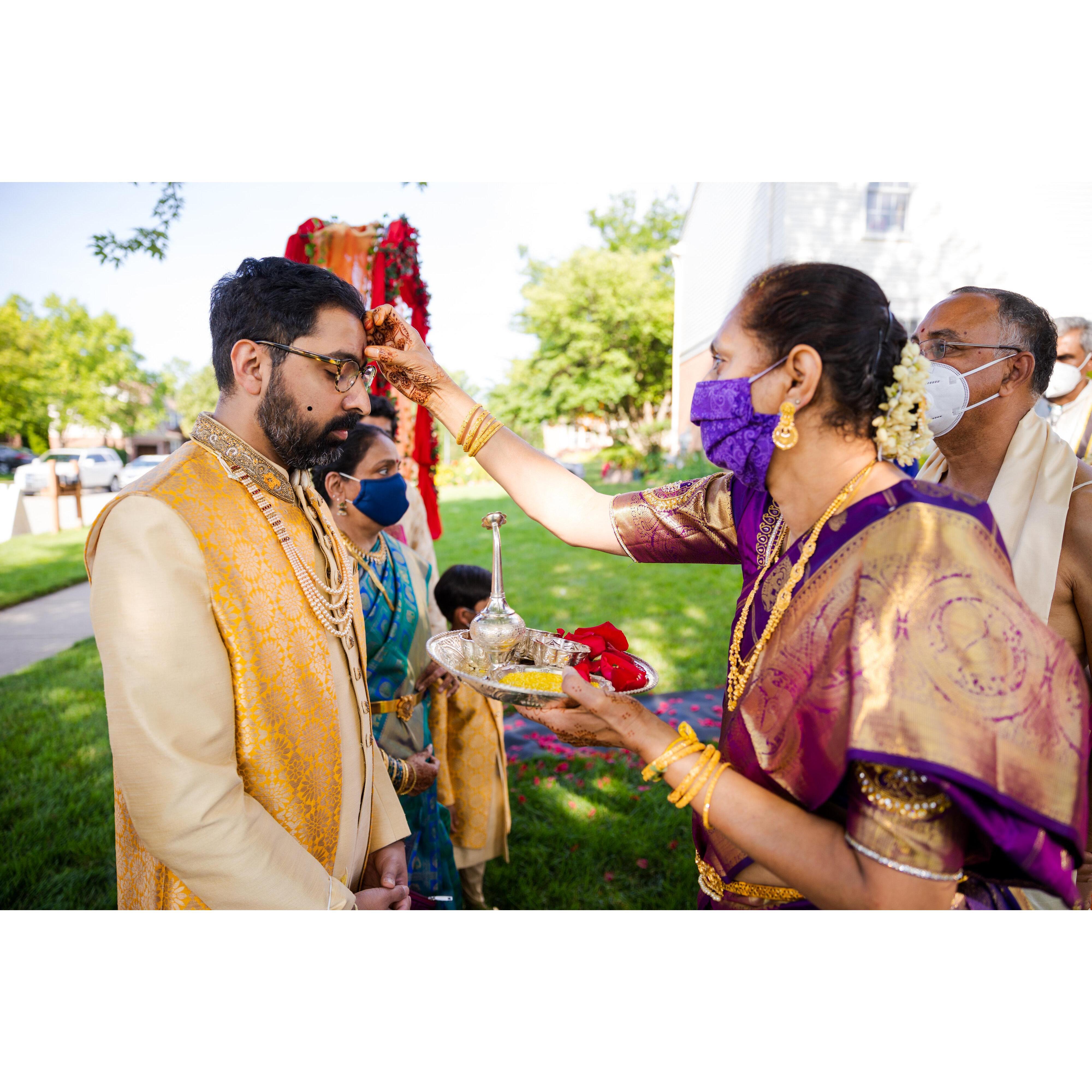 Madhav being welcomed to the wedding venue