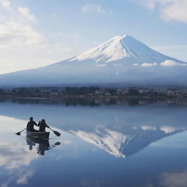 Honeymoon: Canoeing on Lake Kawaguchi