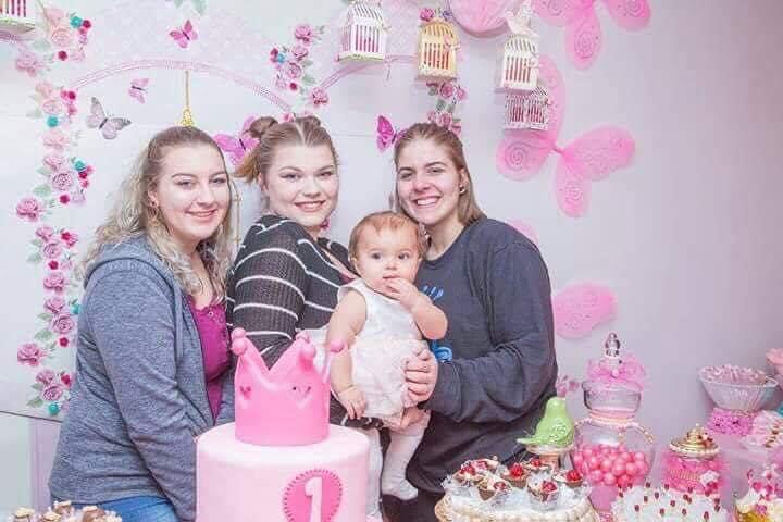 Rebecca, her daughter Willow and two of her bridesmaids Kate & Heather