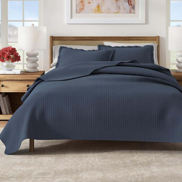 Great Bay Home Full/Queen Quilt Bedding Set, 3-Piece Lightweight Summer Channel Stitch Quilt Set with Shams, Ultra Soft Navy Bedspreads, Quilted Bedding Coverlets for All Seasons